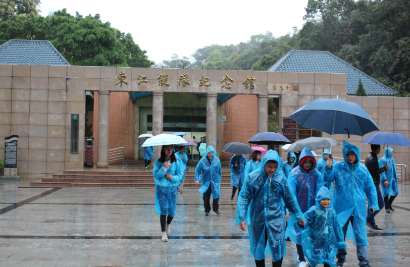 集團組織開展“我與小樹同成長”植樹節(jié)活動-